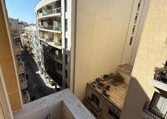 Gazde/Camere de închiriat Private With Living And Balcony