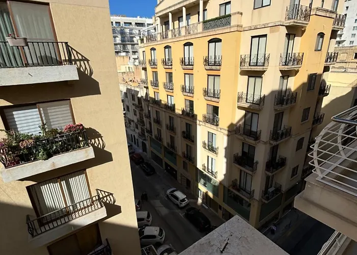 Private With Living And Balcony Gazde/Camere de închiriat